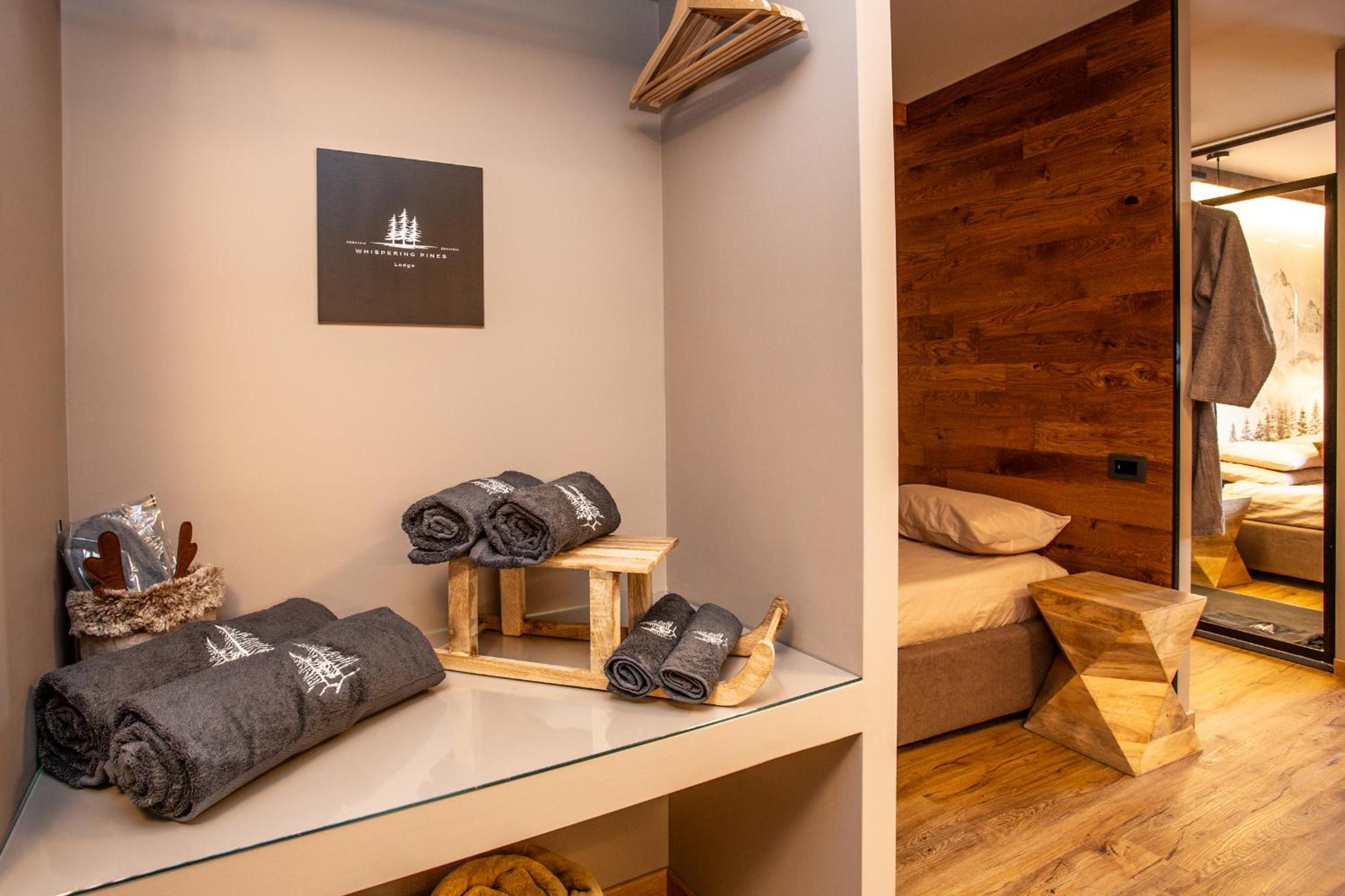 WHISPERING PINES LODGE Mountain view apartment with ski-in access