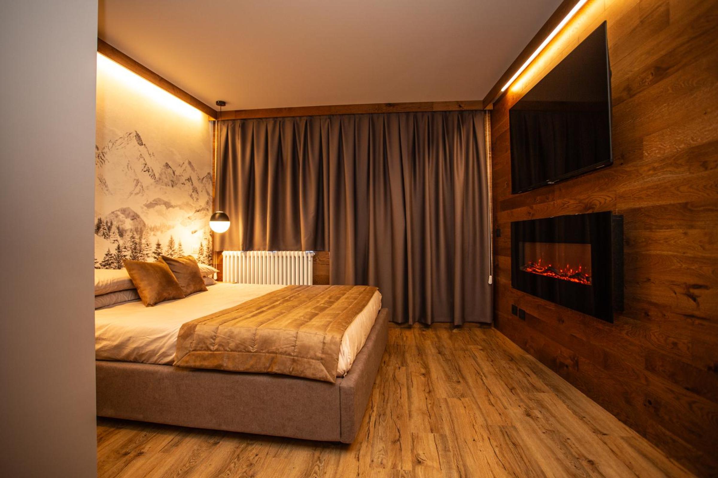 WHISPERING PINES LODGE Mountain view apartment with ski-in access