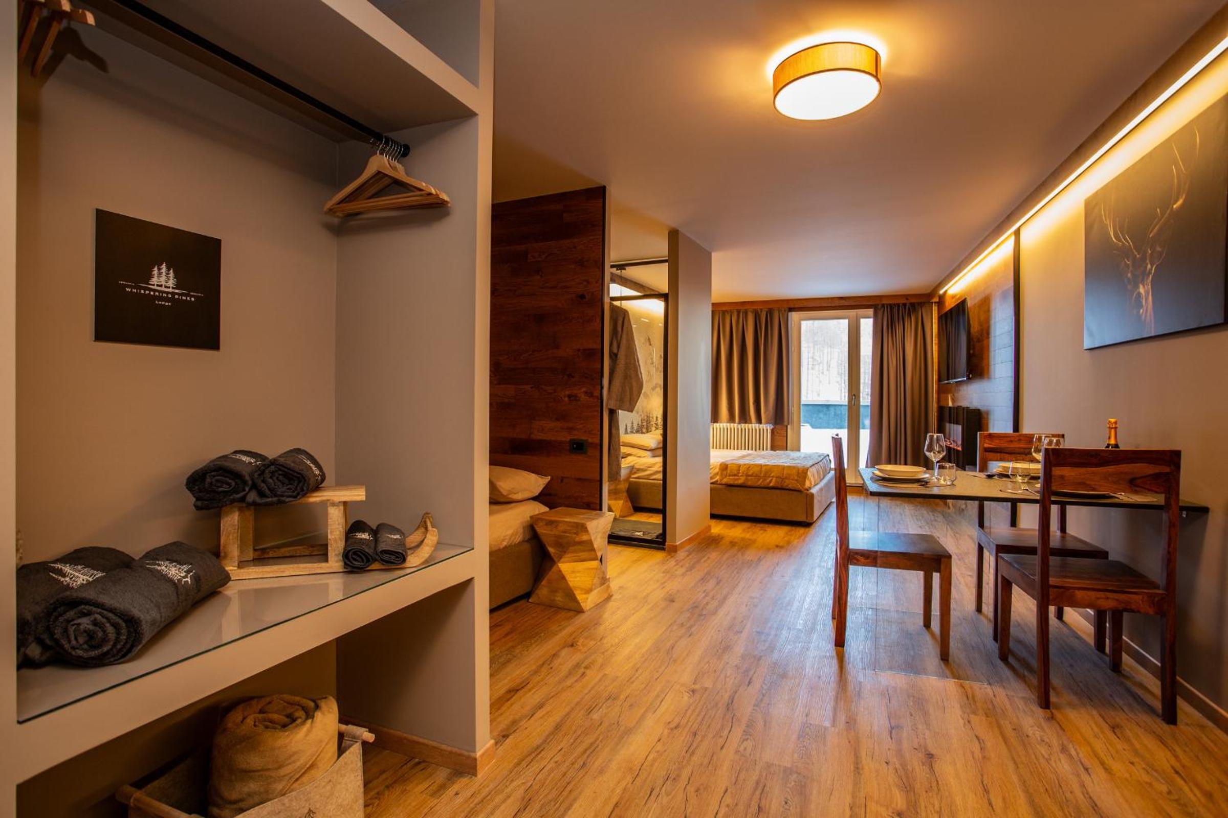 WHISPERING PINES LODGE Mountain view apartment with ski-in access
