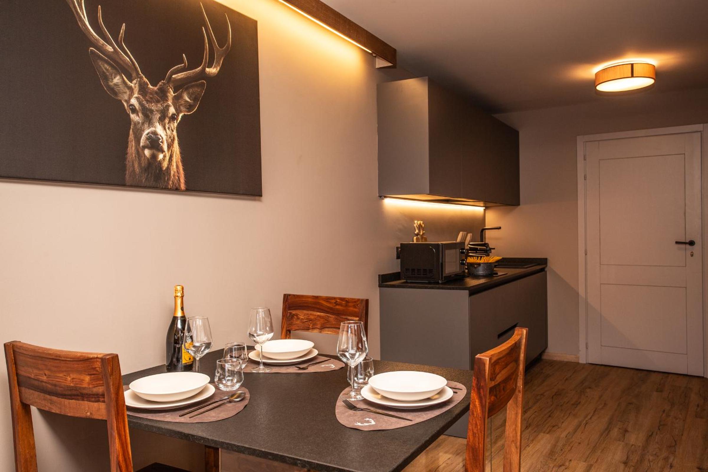 WHISPERING PINES LODGE Mountain view apartment with ski-in access