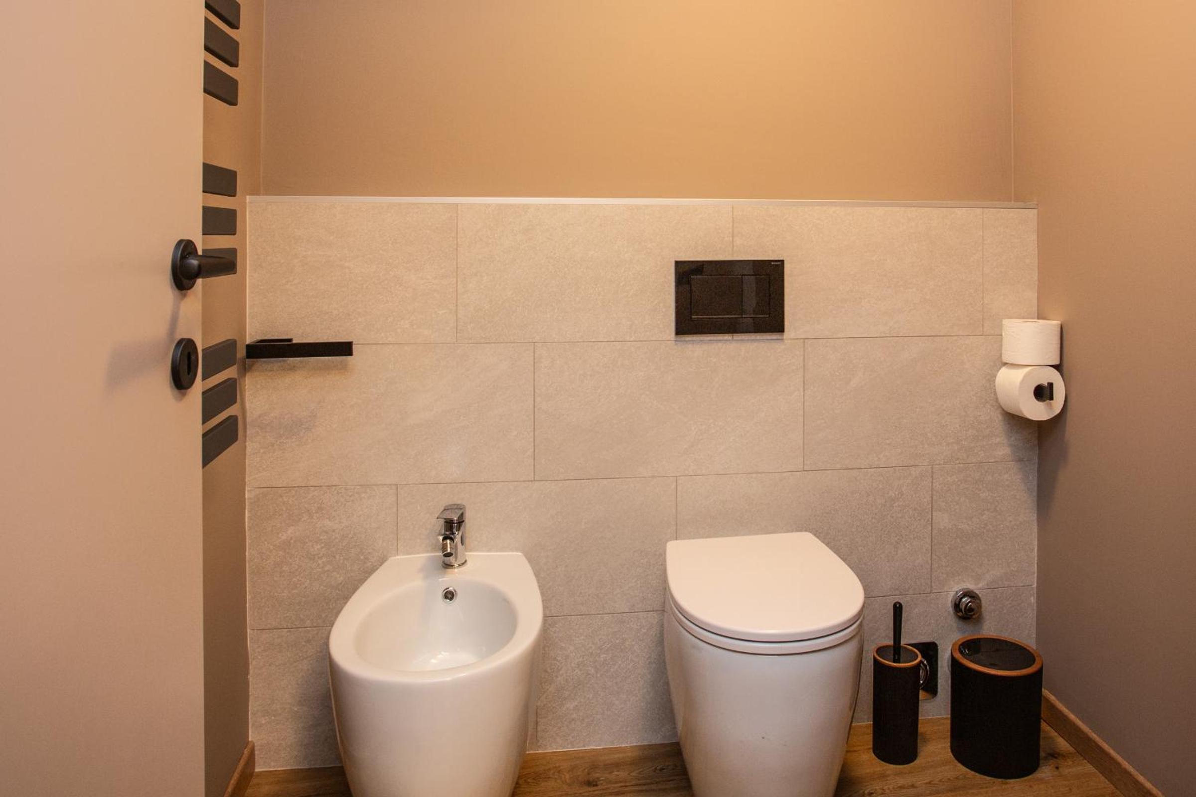 WHISPERING PINES LODGE Mountain view apartment with ski-in access