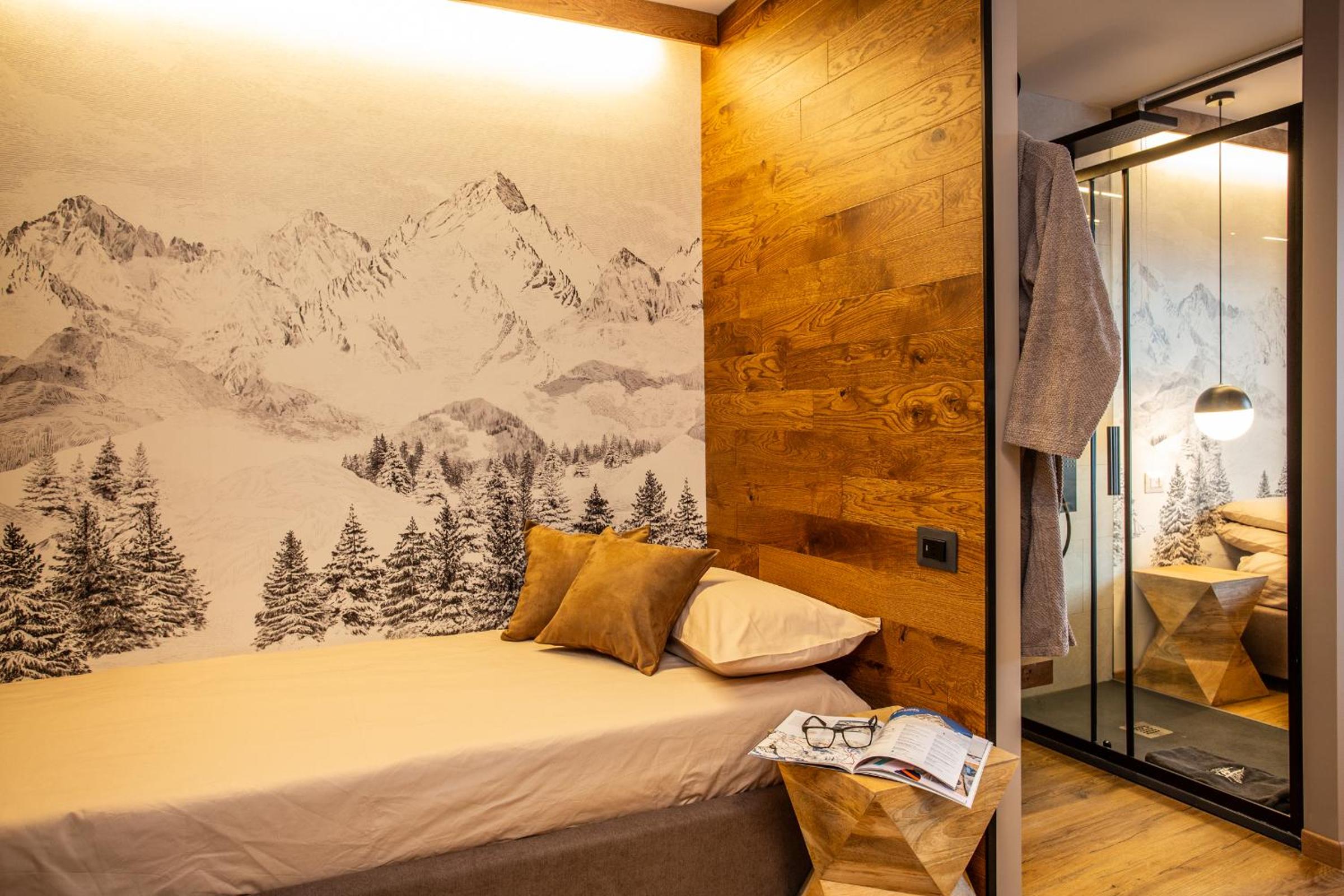 WHISPERING PINES LODGE Mountain view apartment with ski-in access