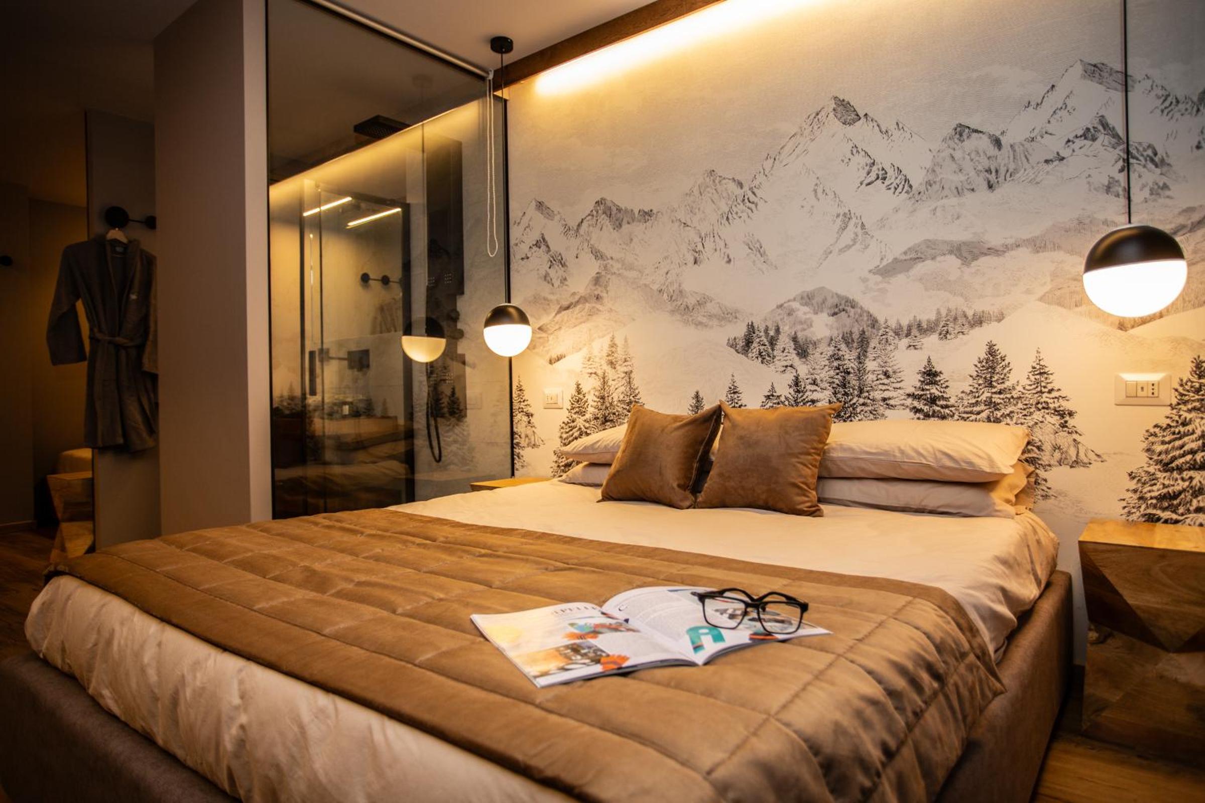 WHISPERING PINES LODGE Mountain view apartment with ski-in access