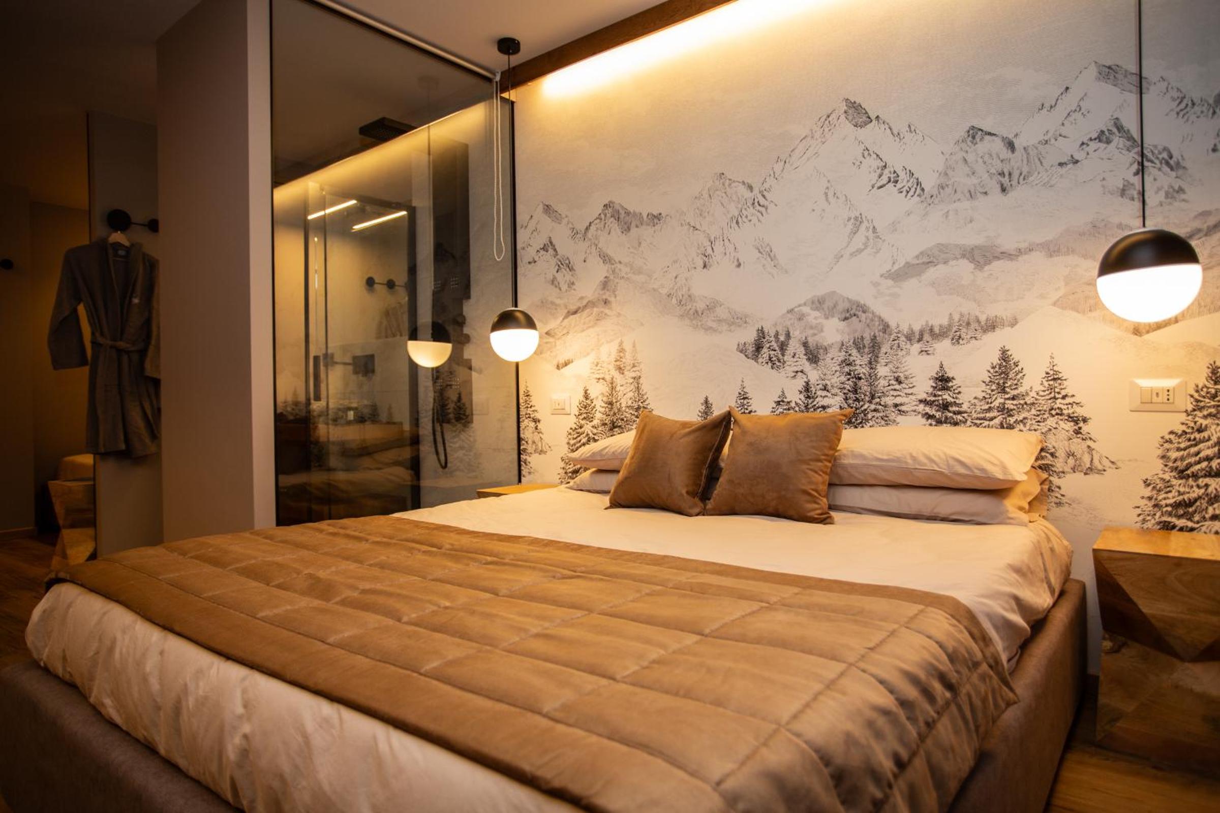 WHISPERING PINES LODGE Mountain view apartment with ski-in access