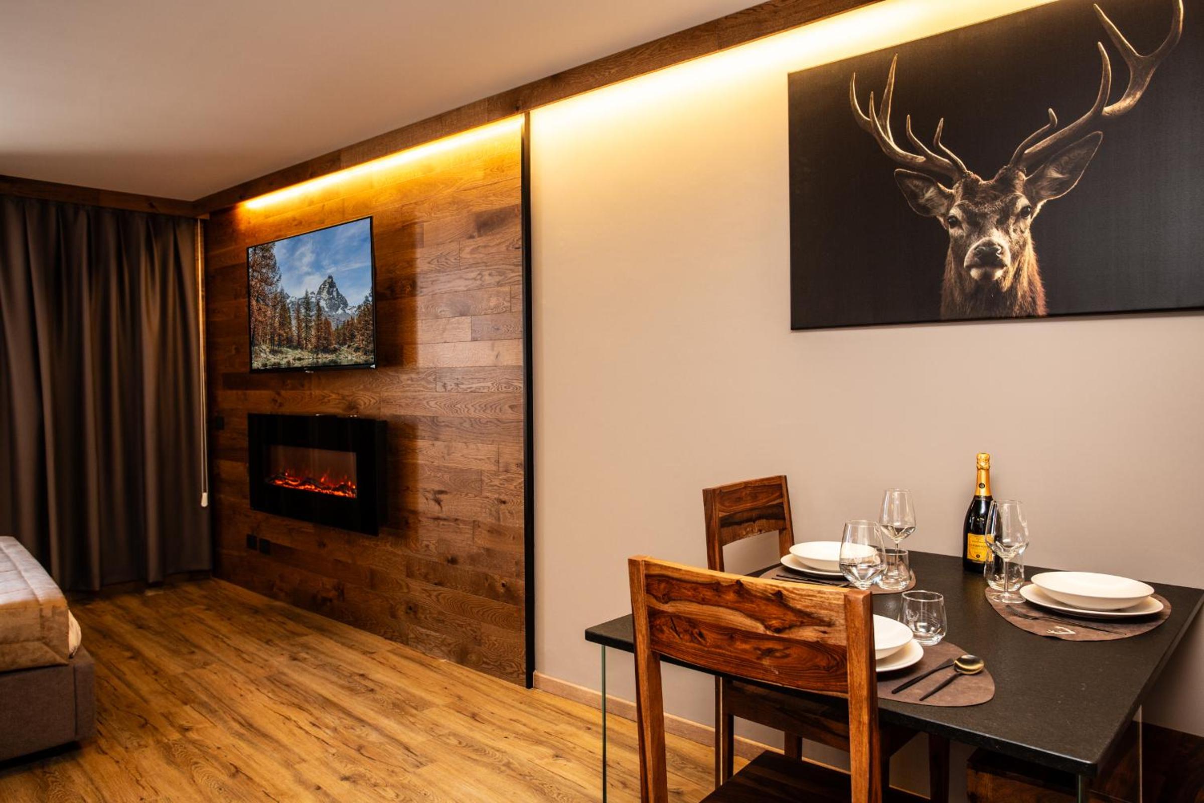 WHISPERING PINES LODGE Mountain view apartment with ski-in access