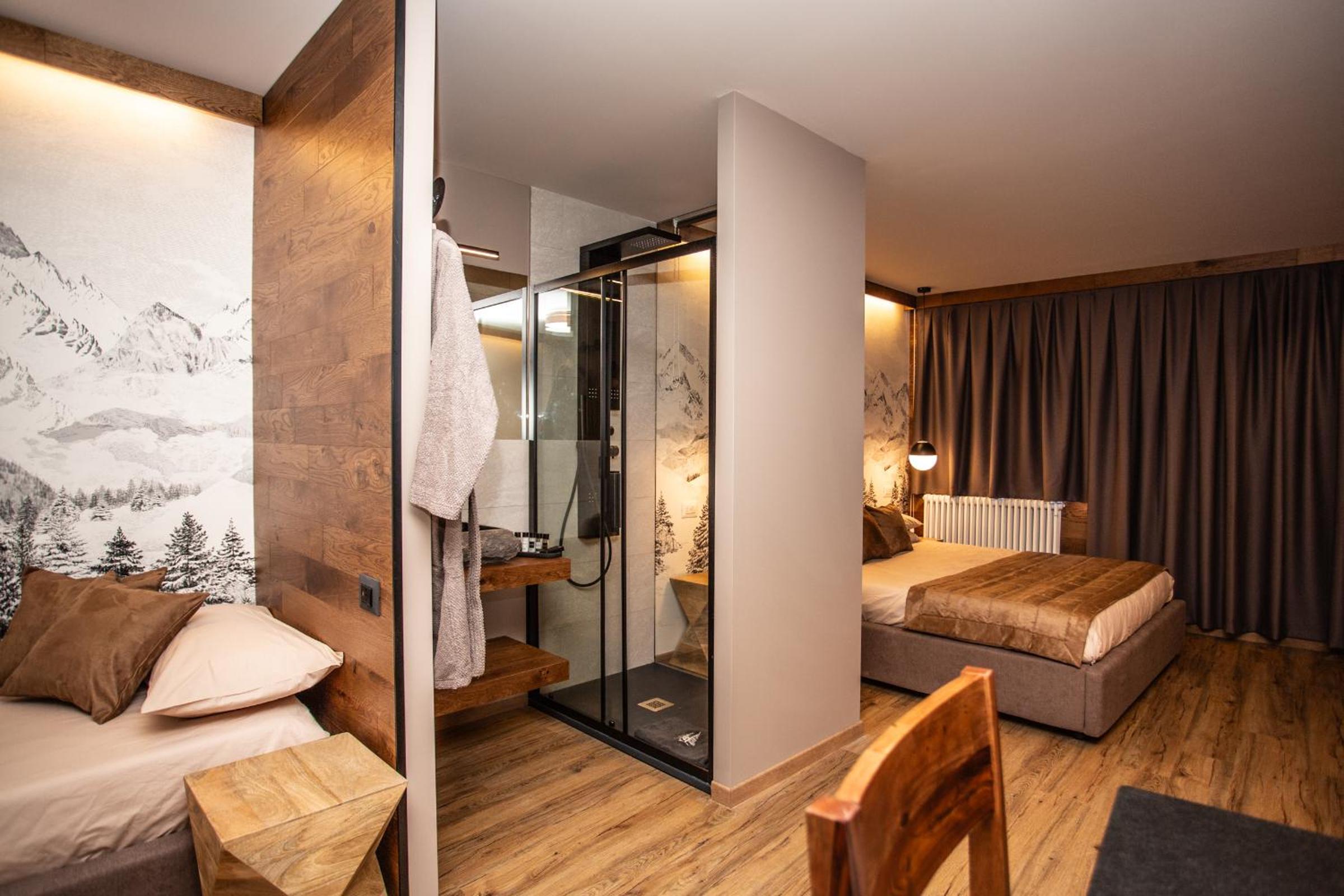 WHISPERING PINES LODGE Mountain view apartment with ski-in access