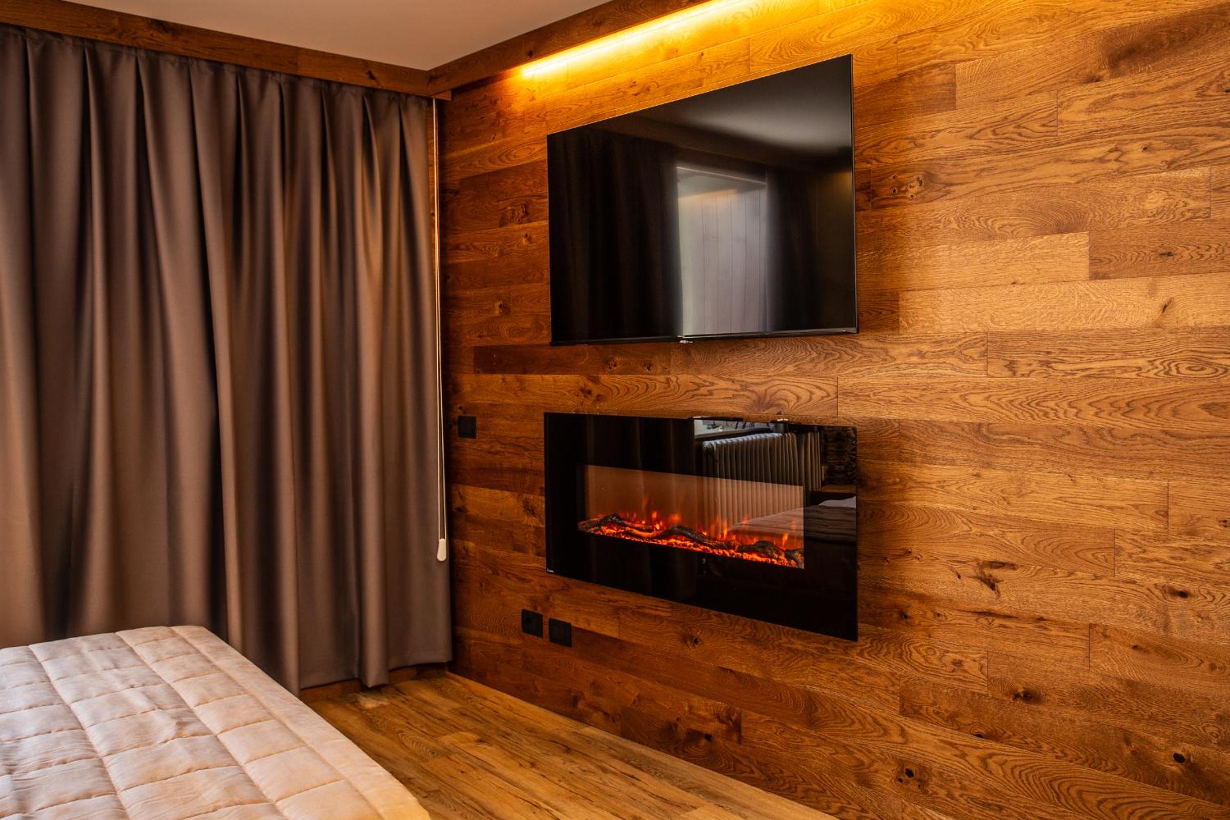 WHISPERING PINES LODGE Mountain view apartment with ski-in access