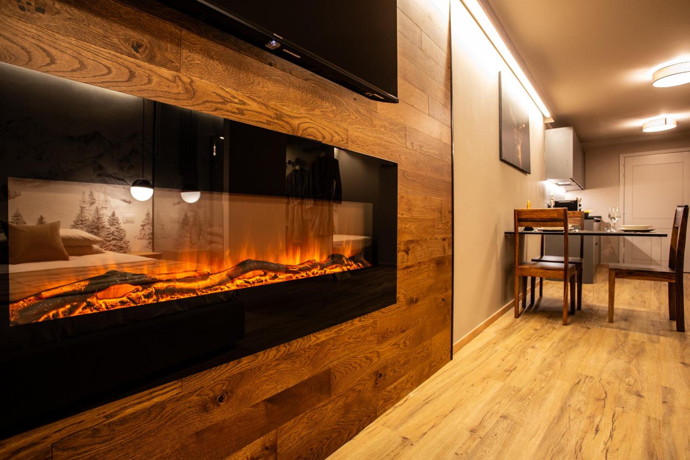 WHISPERING PINES LODGE Mountain view apartment with ski-in access