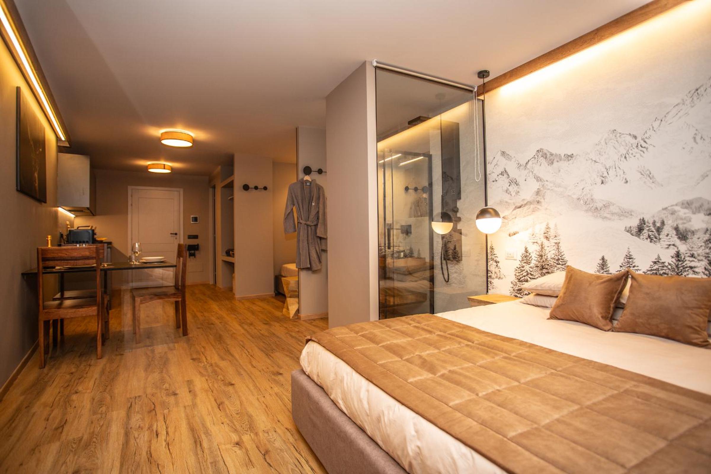 WHISPERING PINES LODGE Mountain view apartment with ski-in access