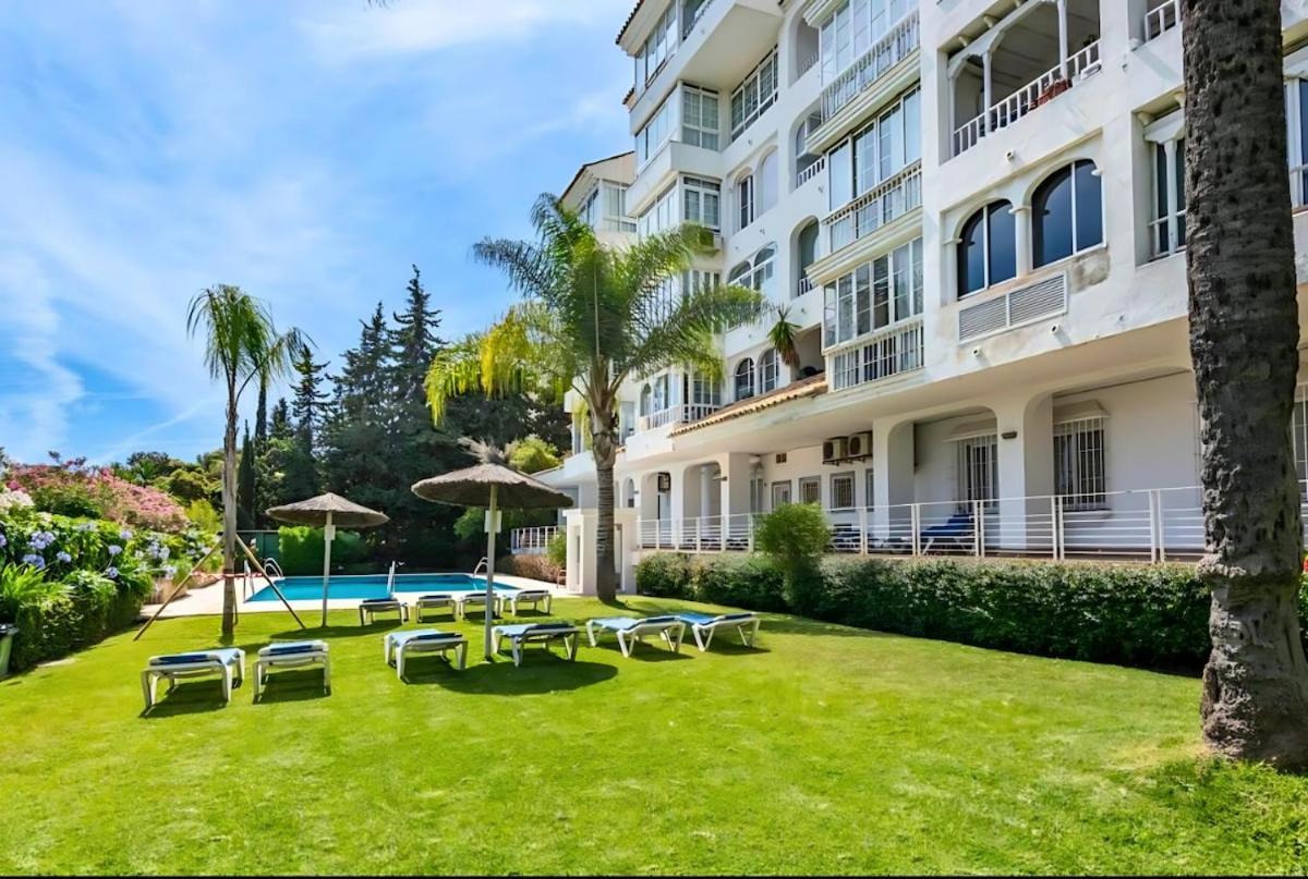 Modern 1BR Walk to Beach, Casino & Puerto Banús