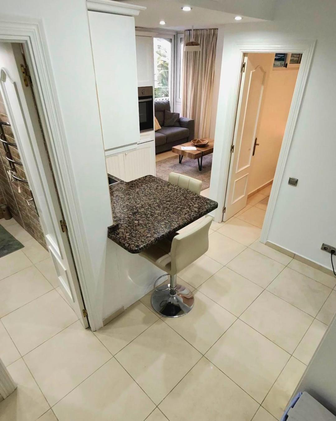 Modern 1BR Walk to Beach, Casino & Puerto Banús