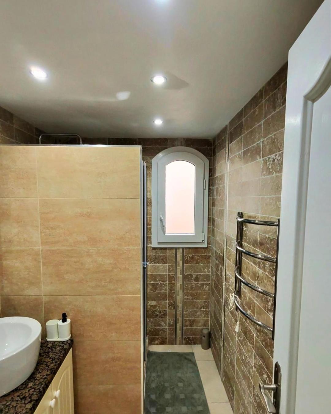 Modern 1BR Walk to Beach, Casino & Puerto Banús
