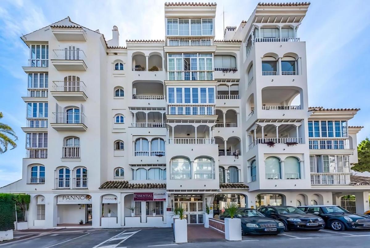 Modern 1BR Walk to Beach, Casino & Puerto Banús