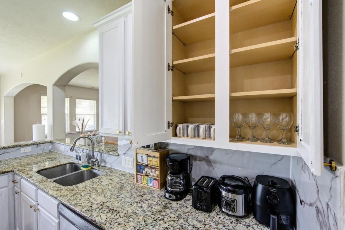 Elegant Retreat at Katy Houston, 2330 sf, 4 Bedroom 2 and Half Baths, Game Room, King Bed, BBQ, Located near Katy Asian Town, Typhoon Waterpark