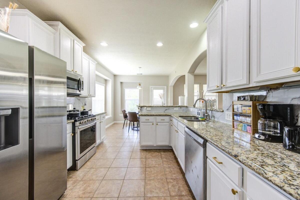 Elegant Retreat at Katy Houston, 2330 sf, 4 Bedroom 2 and Half Baths, Game Room, King Bed, BBQ, Located near Katy Asian Town, Typhoon Waterpark