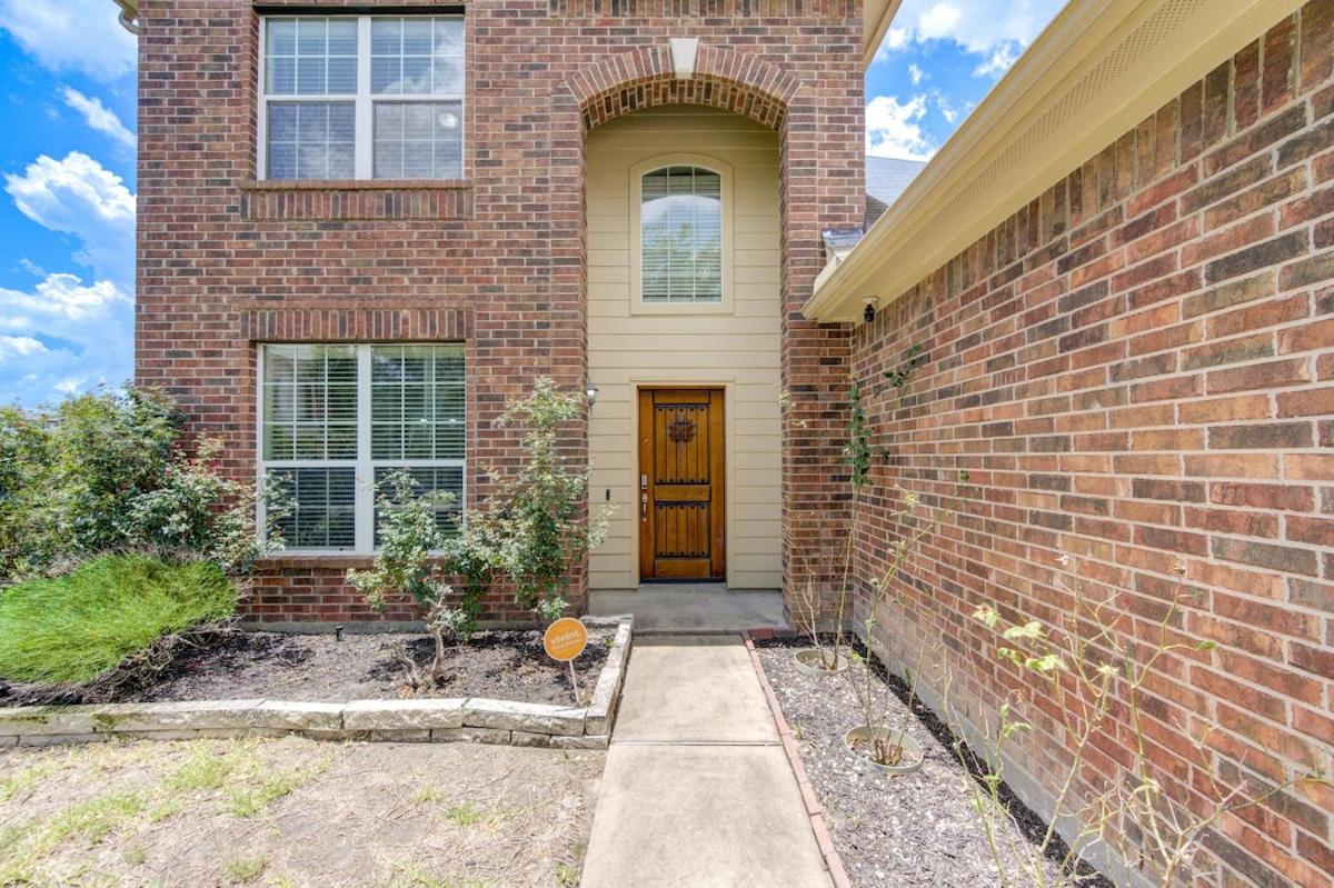 Elegant Retreat at Katy Houston, 2330 sf, 4 Bedroom 2 and Half Baths, Game Room, King Bed, BBQ, Located near Katy Asian Town, Typhoon Waterpark