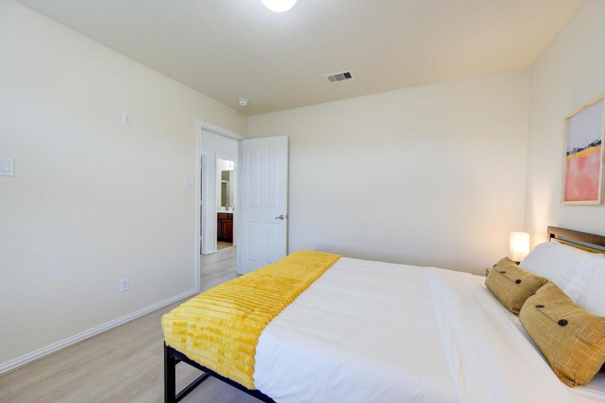 Elegant Retreat at Katy Houston, 2330 sf, 4 Bedroom 2 and Half Baths, Game Room, King Bed, BBQ, Located near Katy Asian Town, Typhoon Waterpark