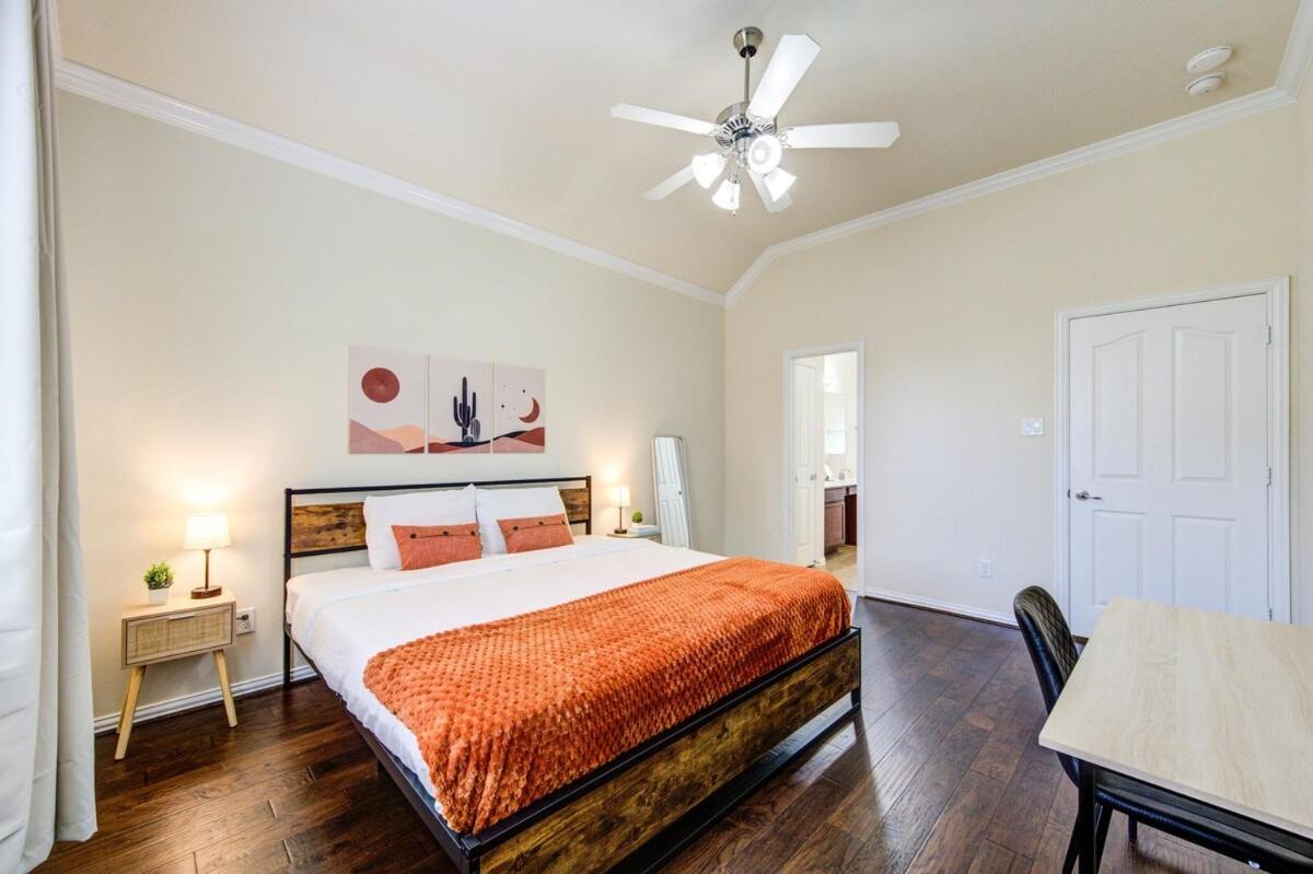 Elegant Retreat at Katy Houston, 2330 sf, 4 Bedroom 2 and Half Baths, Game Room, King Bed, BBQ, Located near Katy Asian Town, Typhoon Waterpark
