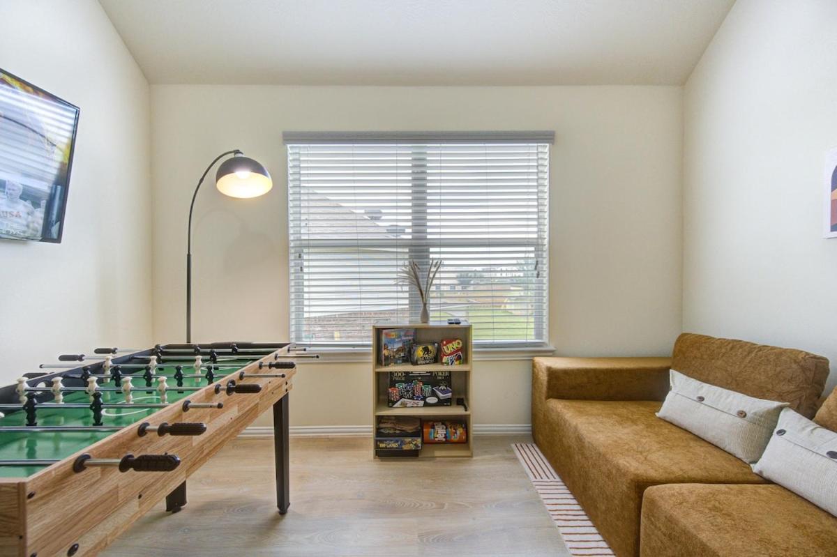 Elegant Retreat at Katy Houston, 2330 sf, 4 Bedroom 2 and Half Baths, Game Room, King Bed, BBQ, Located near Katy Asian Town, Typhoon Waterpark