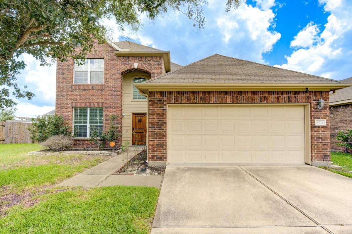 Elegant Retreat at Katy Houston, 2330 sf, 4 Bedroom 2 and Half Baths, Game Room, King Bed, BBQ, Located near Katy Asian Town, Typhoon Waterpark