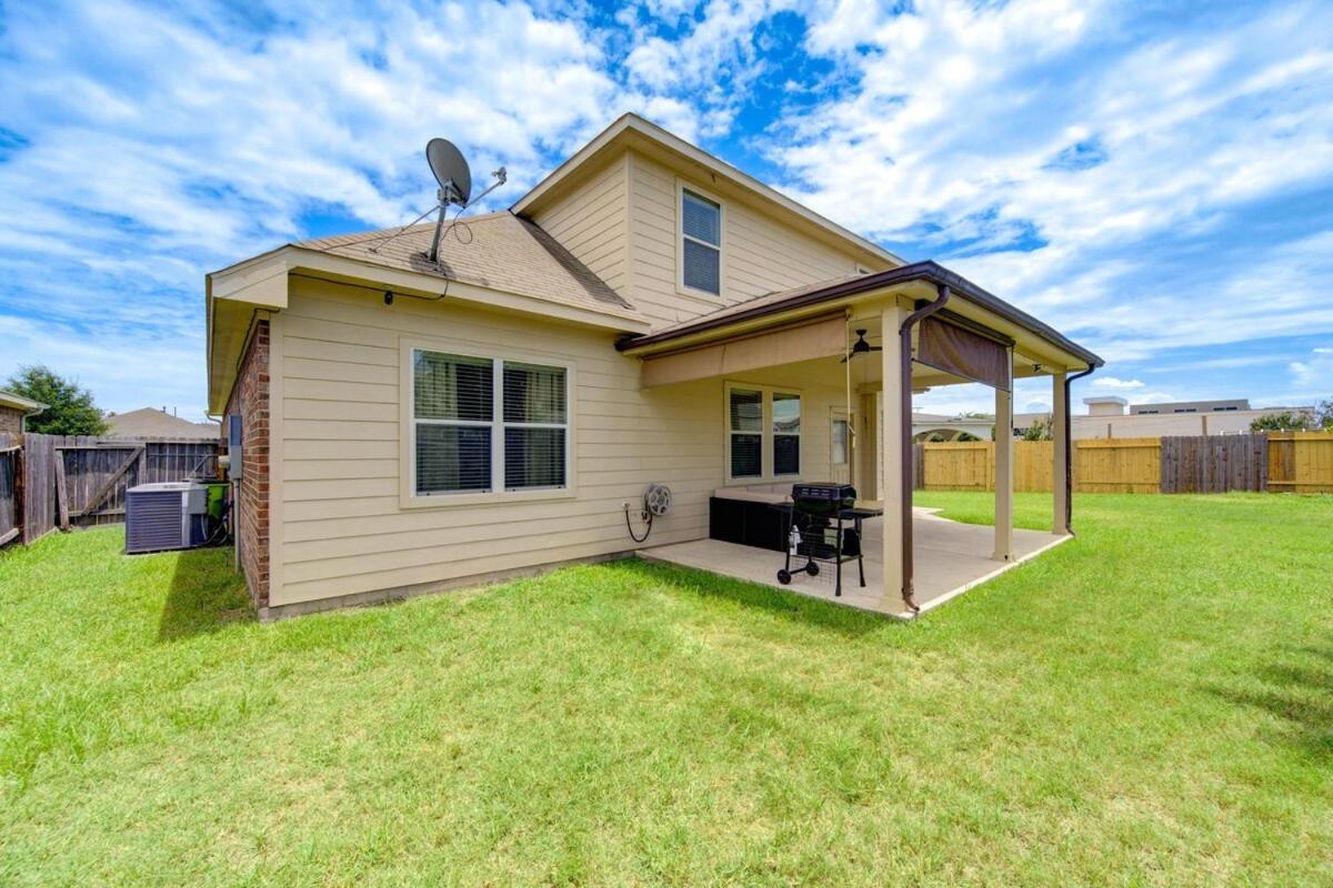 Elegant Retreat at Katy Houston, 2330 sf, 4 Bedroom 2 and Half Baths, Game Room, King Bed, BBQ, Located near Katy Asian Town, Typhoon Waterpark