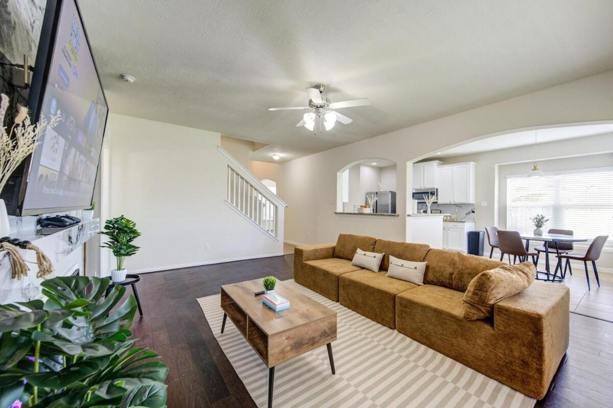 Elegant Retreat at Katy Houston, 2330 sf, 4 Bedroom 2 and Half Baths, Game Room, King Bed, BBQ, Located near Katy Asian Town, Typhoon Waterpark