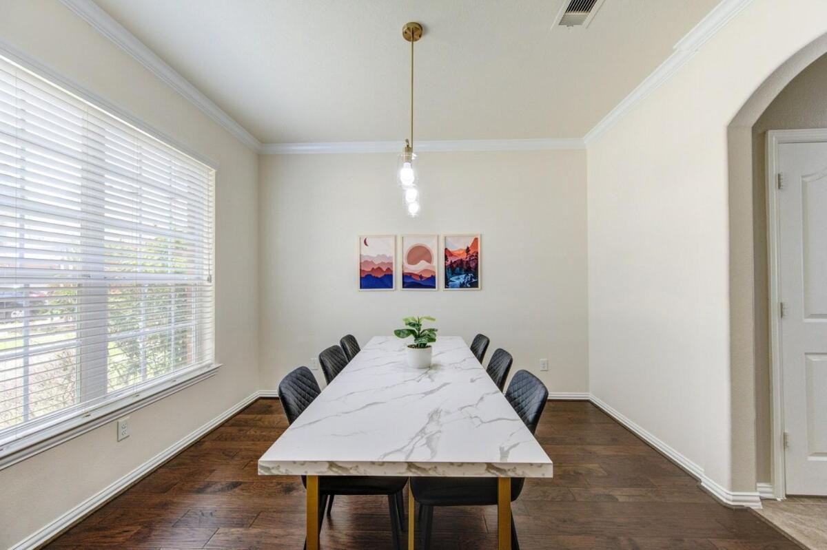 Elegant Retreat at Katy Houston, 2330 sf, 4 Bedroom 2 and Half Baths, Game Room, King Bed, BBQ, Located near Katy Asian Town, Typhoon Waterpark