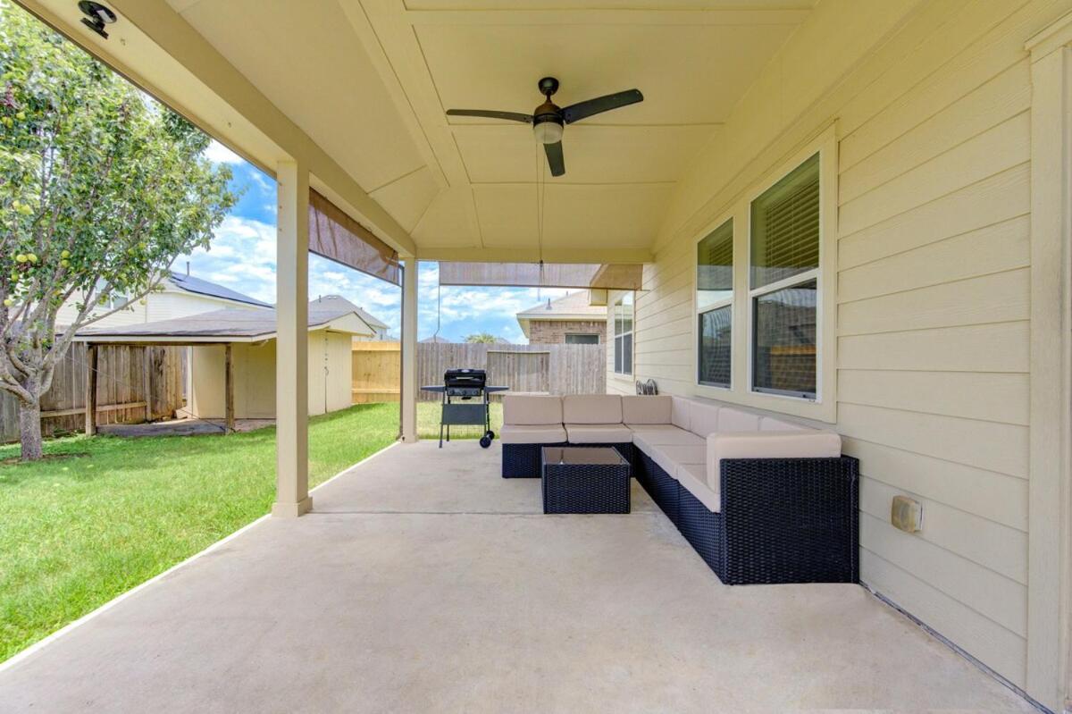 Elegant Retreat at Katy Houston, 2330 sf, 4 Bedroom 2 and Half Baths, Game Room, King Bed, BBQ, Located near Katy Asian Town, Typhoon Waterpark