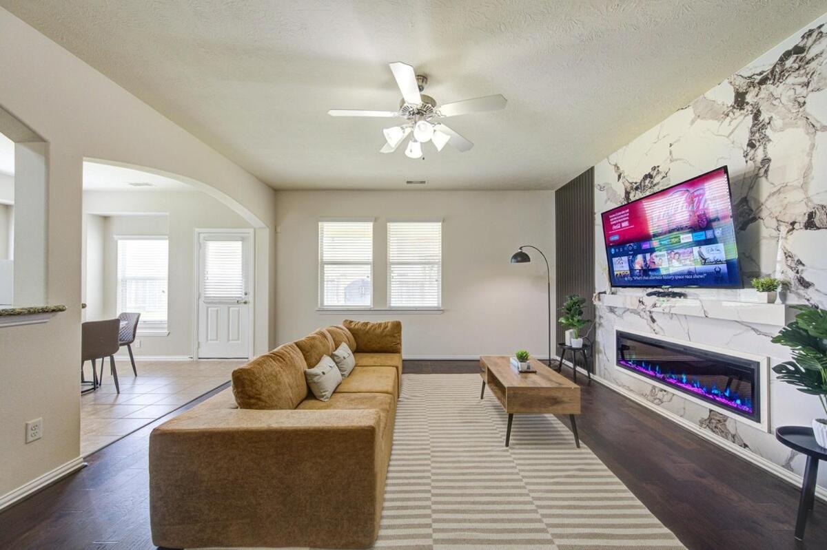 Elegant Retreat at Katy Houston, 2330 sf, 4 Bedroom 2 and Half Baths, Game Room, King Bed, BBQ, Located near Katy Asian Town, Typhoon Waterpark