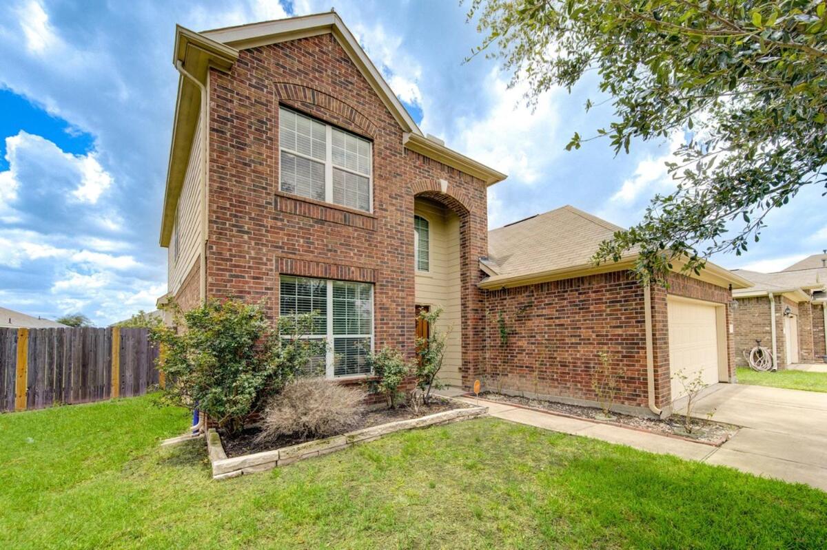 Elegant Retreat at Katy Houston, 2330 sf, 4 Bedroom 2 and Half Baths, Game Room, King Bed, BBQ, Located near Katy Asian Town, Typhoon Waterpark