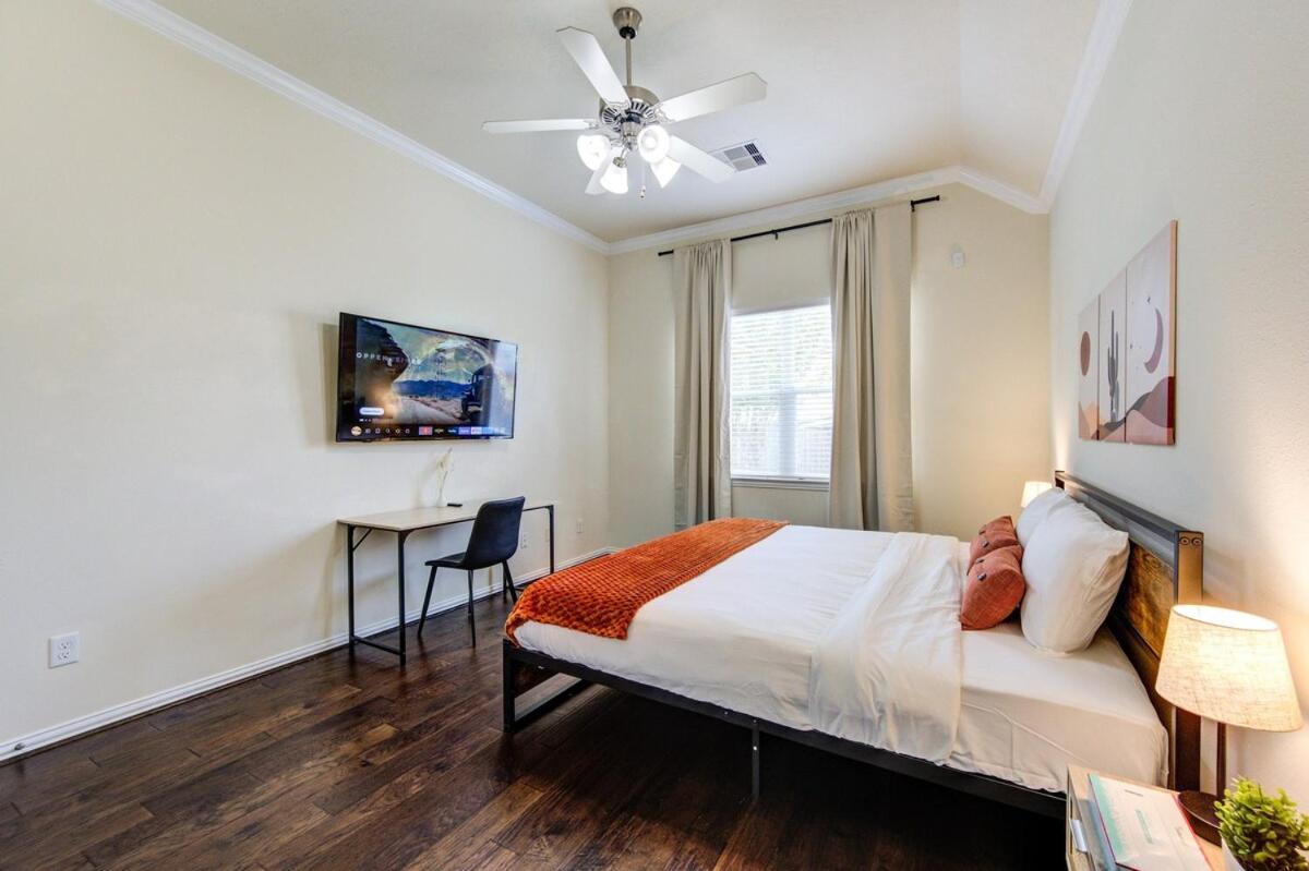 Elegant Retreat at Katy Houston, 2330 sf, 4 Bedroom 2 and Half Baths, Game Room, King Bed, BBQ, Located near Katy Asian Town, Typhoon Waterpark