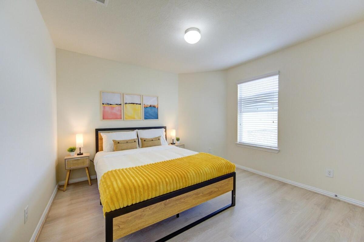 Elegant Retreat at Katy Houston, 2330 sf, 4 Bedroom 2 and Half Baths, Game Room, King Bed, BBQ, Located near Katy Asian Town, Typhoon Waterpark