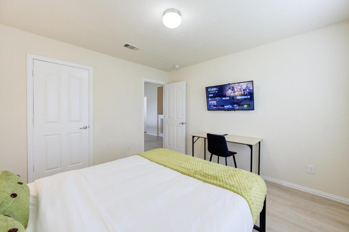 Elegant Retreat at Katy Houston, 2330 sf, 4 Bedroom 2 and Half Baths, Game Room, King Bed, BBQ, Located near Katy Asian Town, Typhoon Waterpark