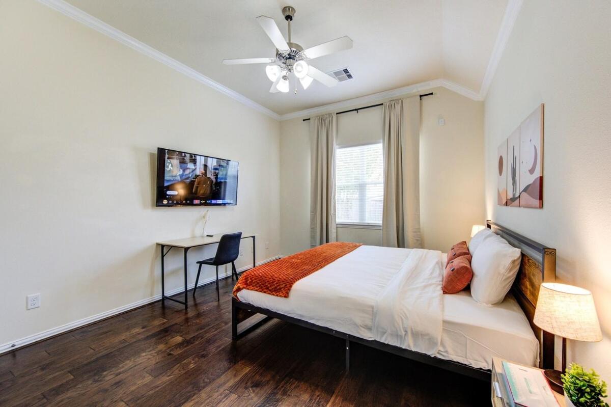 Elegant Retreat at Katy Houston, 2330 sf, 4 Bedroom 2 and Half Baths, Game Room, King Bed, BBQ, Located near Katy Asian Town, Typhoon Waterpark