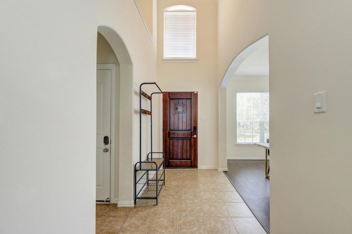 Elegant Retreat at Katy Houston, 2330 sf, 4 Bedroom 2 and Half Baths, Game Room, King Bed, BBQ, Located near Katy Asian Town, Typhoon Waterpark