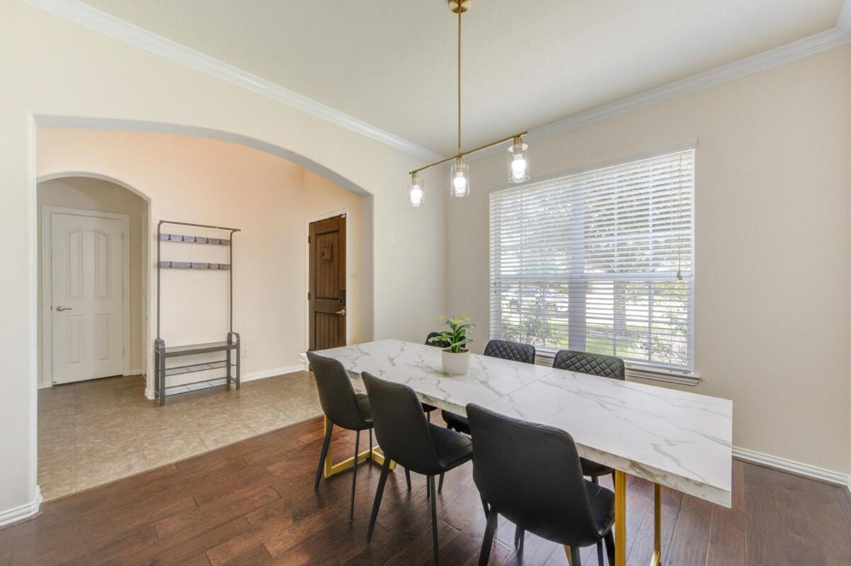 Elegant Retreat at Katy Houston, 2330 sf, 4 Bedroom 2 and Half Baths, Game Room, King Bed, BBQ, Located near Katy Asian Town, Typhoon Waterpark