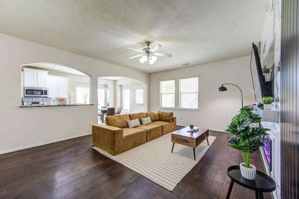 Elegant Retreat at Katy Houston, 2330 sf, 4 Bedroom 2 and Half Baths, Game Room, King Bed, BBQ, Located near Katy Asian Town, Typhoon Waterpark