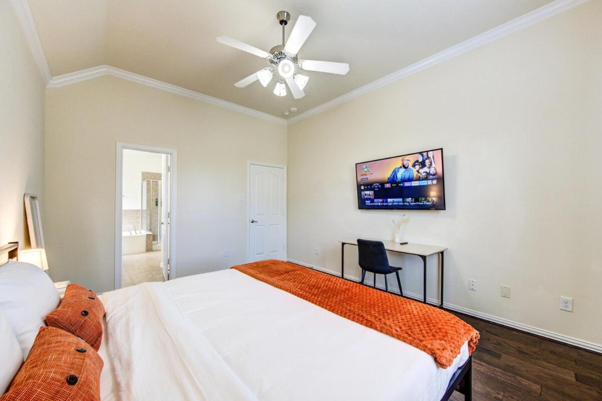 Elegant Retreat at Katy Houston, 2330 sf, 4 Bedroom 2 and Half Baths, Game Room, King Bed, BBQ, Located near Katy Asian Town, Typhoon Waterpark
