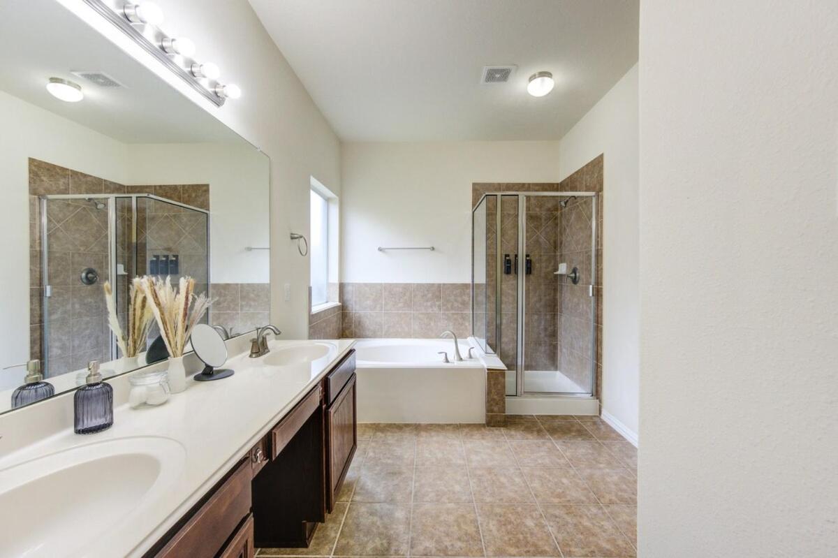 Elegant Retreat at Katy Houston, 2330 sf, 4 Bedroom 2 and Half Baths, Game Room, King Bed, BBQ, Located near Katy Asian Town, Typhoon Waterpark