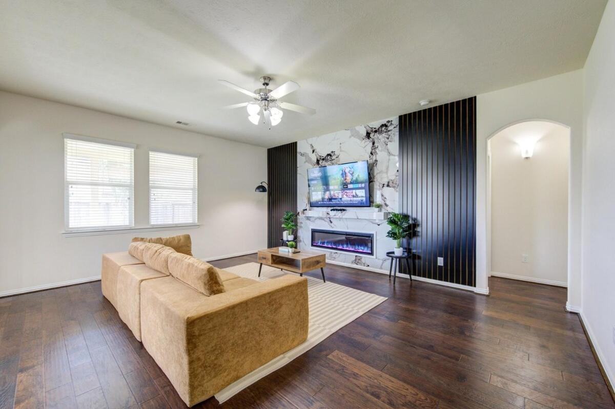 Elegant Retreat at Katy Houston, 2330 sf, 4 Bedroom 2 and Half Baths, Game Room, King Bed, BBQ, Located near Katy Asian Town, Typhoon Waterpark