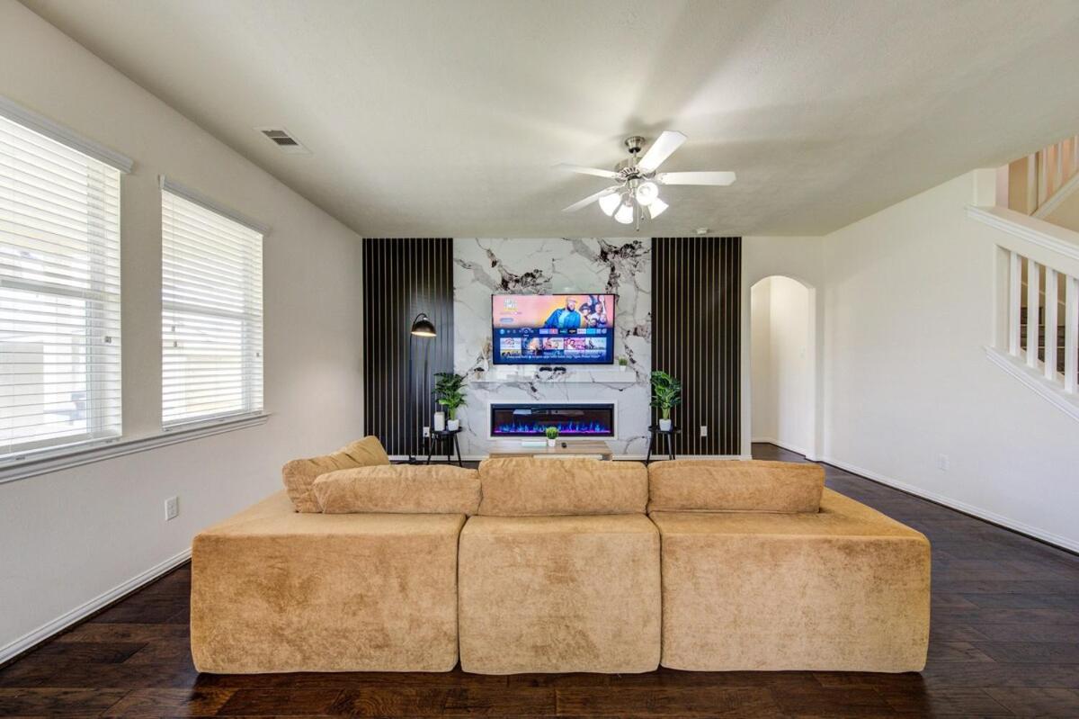 Elegant Retreat at Katy Houston, 2330 sf, 4 Bedroom 2 and Half Baths, Game Room, King Bed, BBQ, Located near Katy Asian Town, Typhoon Waterpark