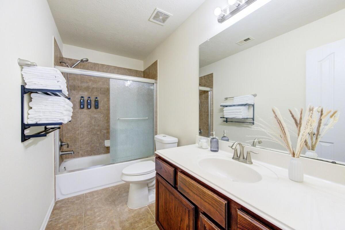 Elegant Retreat at Katy Houston, 2330 sf, 4 Bedroom 2 and Half Baths, Game Room, King Bed, BBQ, Located near Katy Asian Town, Typhoon Waterpark
