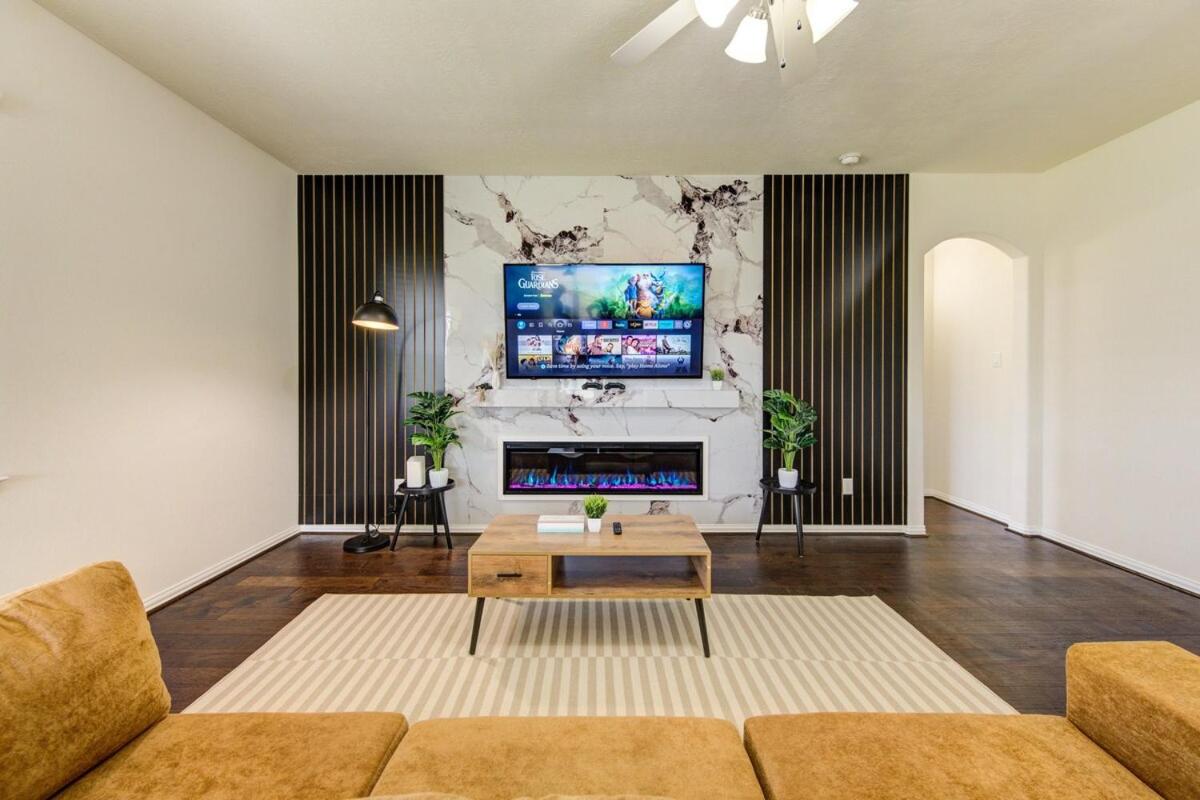 Elegant Retreat at Katy Houston, 2330 sf, 4 Bedroom 2 and Half Baths, Game Room, King Bed, BBQ, Located near Katy Asian Town, Typhoon Waterpark