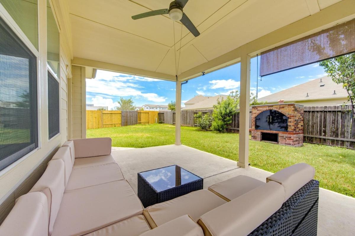 Elegant Retreat at Katy Houston, 2330 sf, 4 Bedroom 2 and Half Baths, Game Room, King Bed, BBQ, Located near Katy Asian Town, Typhoon Waterpark