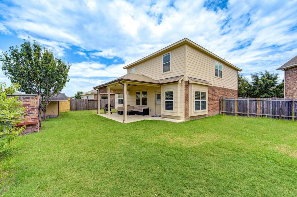 Elegant Retreat at Katy Houston, 2330 sf, 4 Bedroom 2 and Half Baths, Game Room, King Bed, BBQ, Located near Katy Asian Town, Typhoon Waterpark