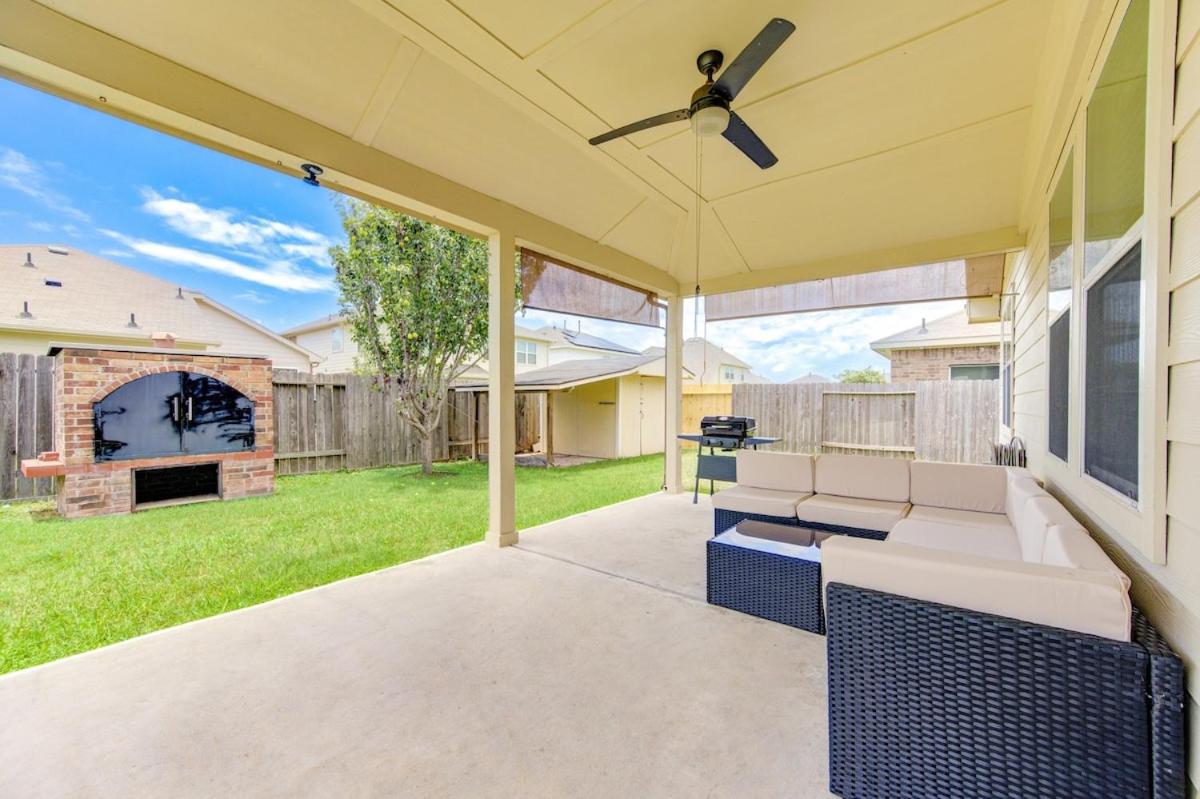 Elegant Retreat at Katy Houston, 2330 sf, 4 Bedroom 2 and Half Baths, Game Room, King Bed, BBQ, Located near Katy Asian Town, Typhoon Waterpark