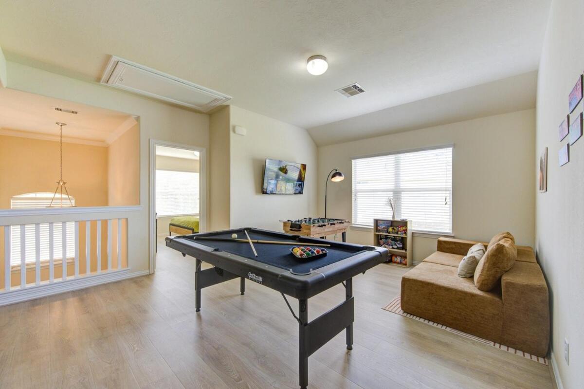 Elegant Retreat at Katy Houston, 2330 sf, 4 Bedroom 2 and Half Baths, Game Room, King Bed, BBQ, Located near Katy Asian Town, Typhoon Waterpark