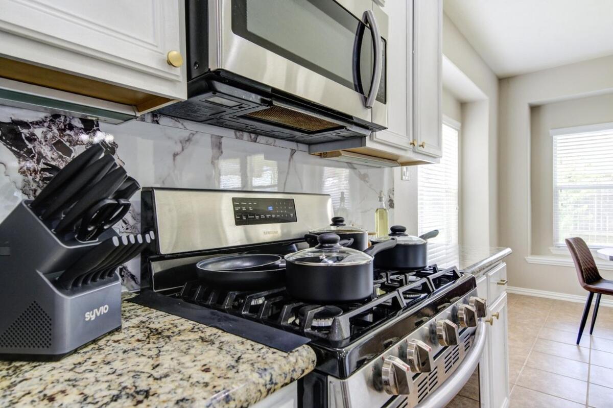 Elegant Retreat at Katy Houston, 2330 sf, 4 Bedroom 2 and Half Baths, Game Room, King Bed, BBQ, Located near Katy Asian Town, Typhoon Waterpark