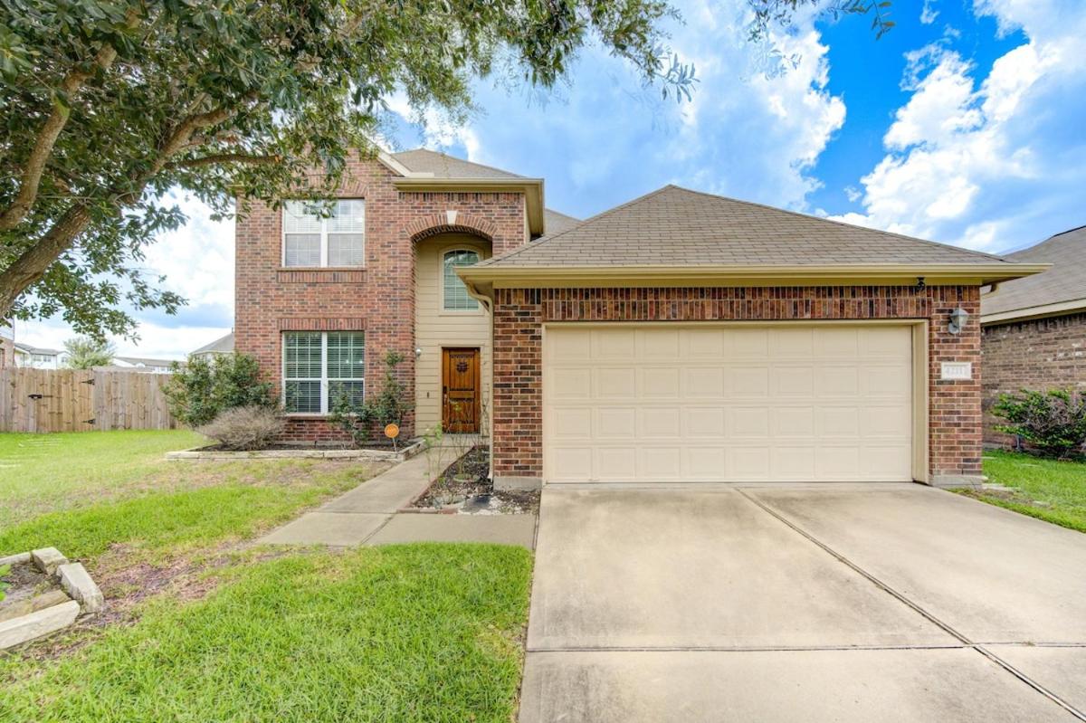 Elegant Retreat at Katy Houston, 2330 sf, 4 Bedroom 2 and Half Baths, Game Room, King Bed, BBQ, Located near Katy Asian Town, Typhoon Waterpark