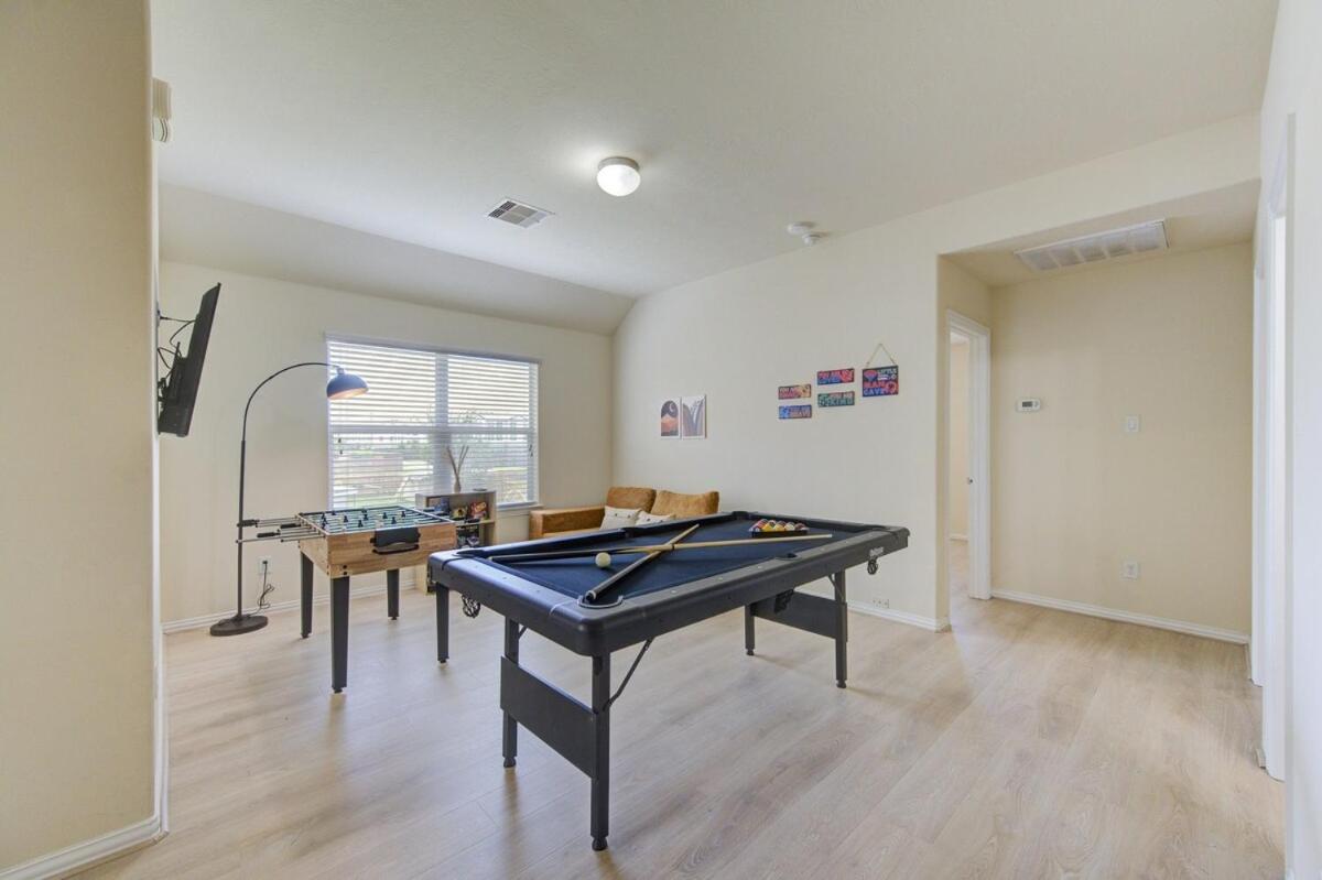 Elegant Retreat at Katy Houston, 2330 sf, 4 Bedroom 2 and Half Baths, Game Room, King Bed, BBQ, Located near Katy Asian Town, Typhoon Waterpark